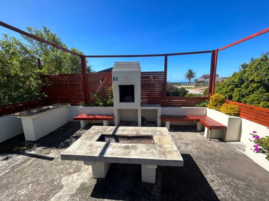 8 Bedroom Property for Sale in Paradise Beach Eastern Cape